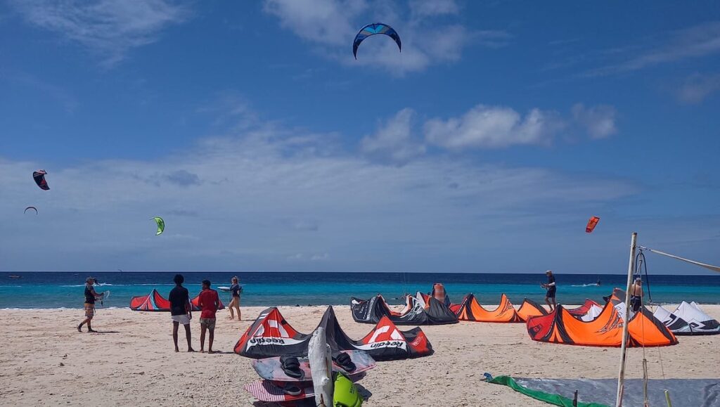 Gedurende de dag werd het op het kitesurf strand afgelopen weekend steeds drukker. 