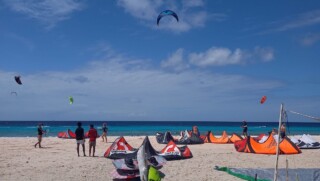 Gedurende de dag werd het op het kitesurf strand afgelopen weekend steeds drukker.