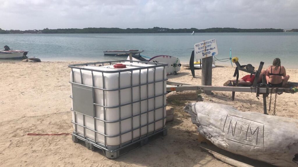 Deze containers staan op de stranden van Sorobon. Mensen kunnen hier aangespoelde olie in deponeren. 