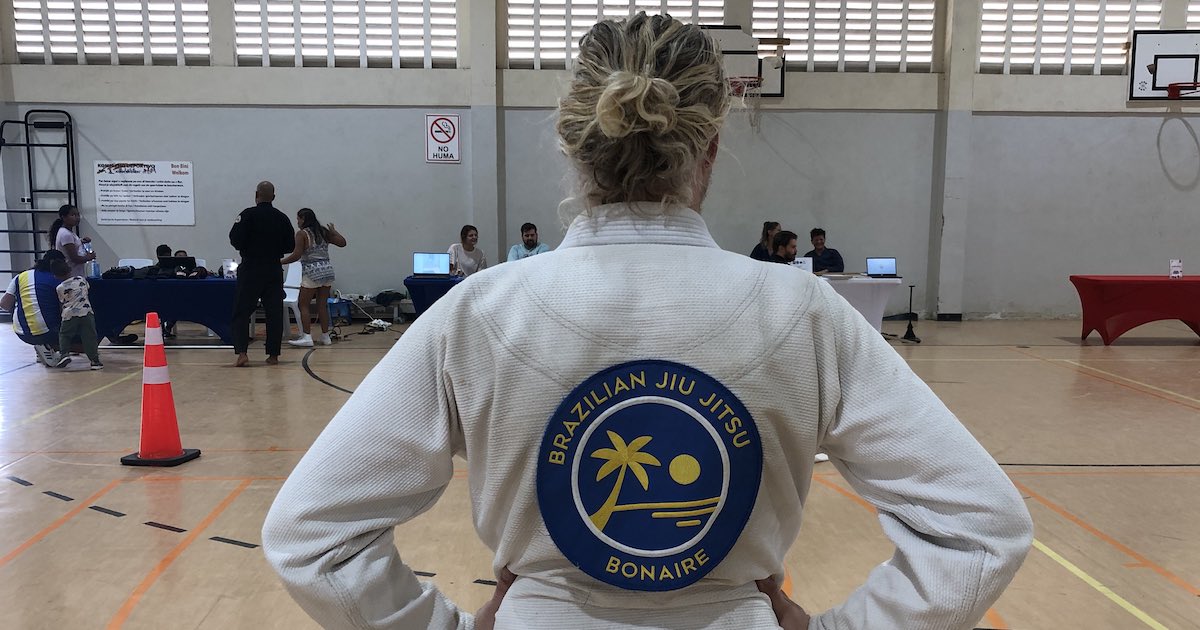 De sport lijkt op de Braziliaanse vorm van Jiu Jitsu. 