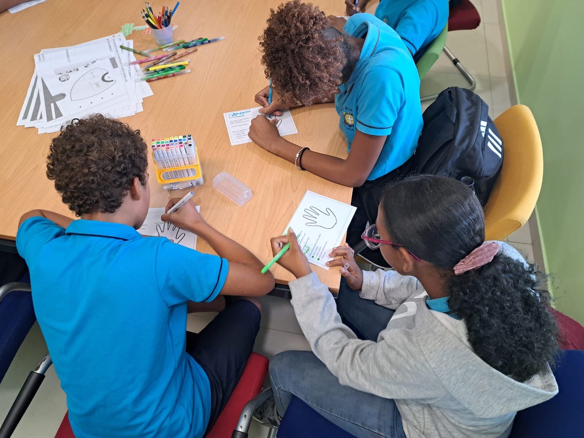 Kinderen op Bonaire helpen mee om speeltuinen te ontwerpen. 