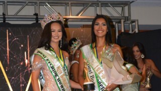 Angie Daza (l) wint de miss Bonaire 2024 verkiezing.