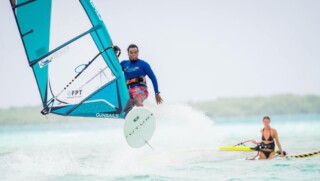 Windsurfer Kiri Thode in actie.