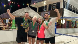 De Bonairiaanse beach tennissers pakken een zilveren medaille in Aruba.