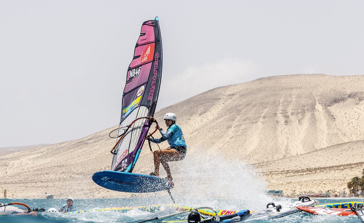 Bobbi-Lynn de Jong springt tussen een aantal gevallen windsurfsters door.