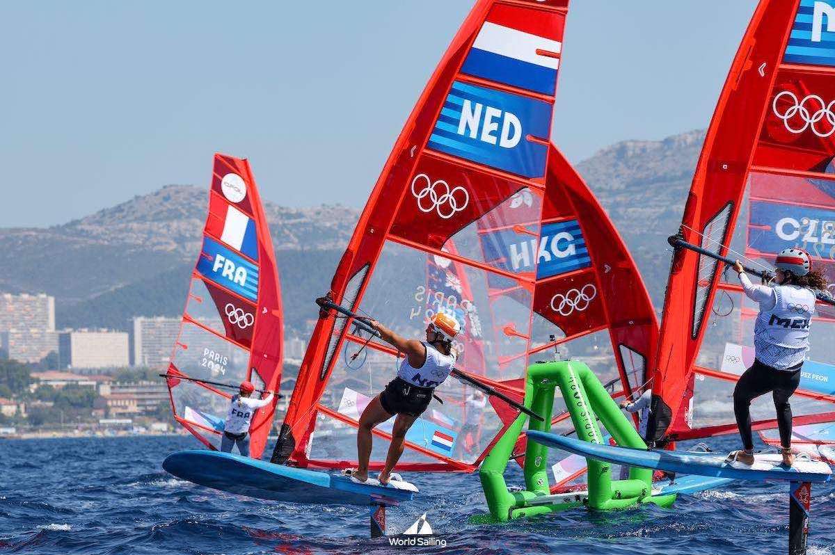 Olympisch surfster Sara Wennekes wil graag naar Bonaire komen. 