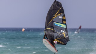 Taty Frans pakt een bronzen medaille tijdens de World Cup in Fuerteventura.