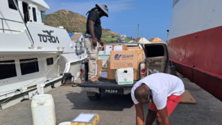 Goederen worden vanuit Bonaire naar Union Island gebracht.