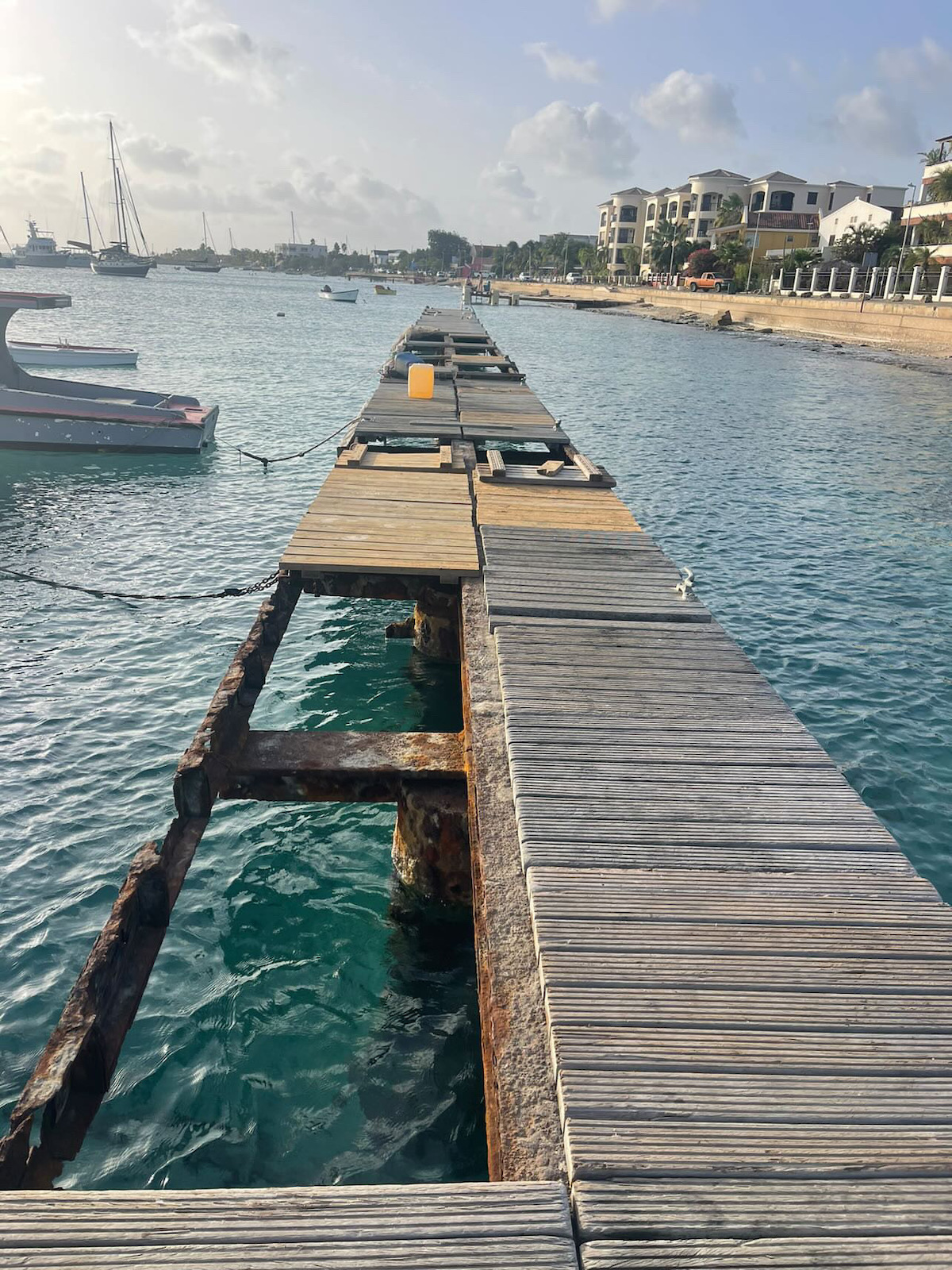 Er moest veel werk worden verricht om de pier op tijd af te hebben. 