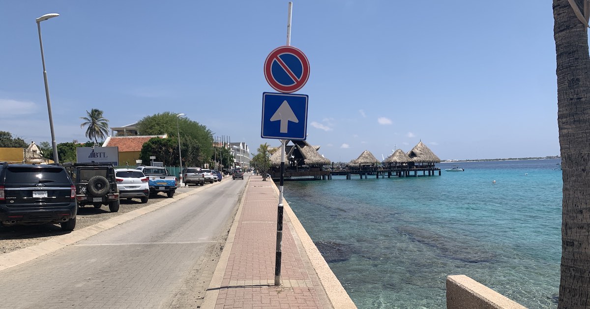 Ook lijkt het erop dat dit verkeersbord verplaatst moet worden. 