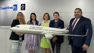 Speciaal Gazant Edison Rijna (rechts) is op bezoek bij het hoofdkantoor van Copa Airlines in Panama.