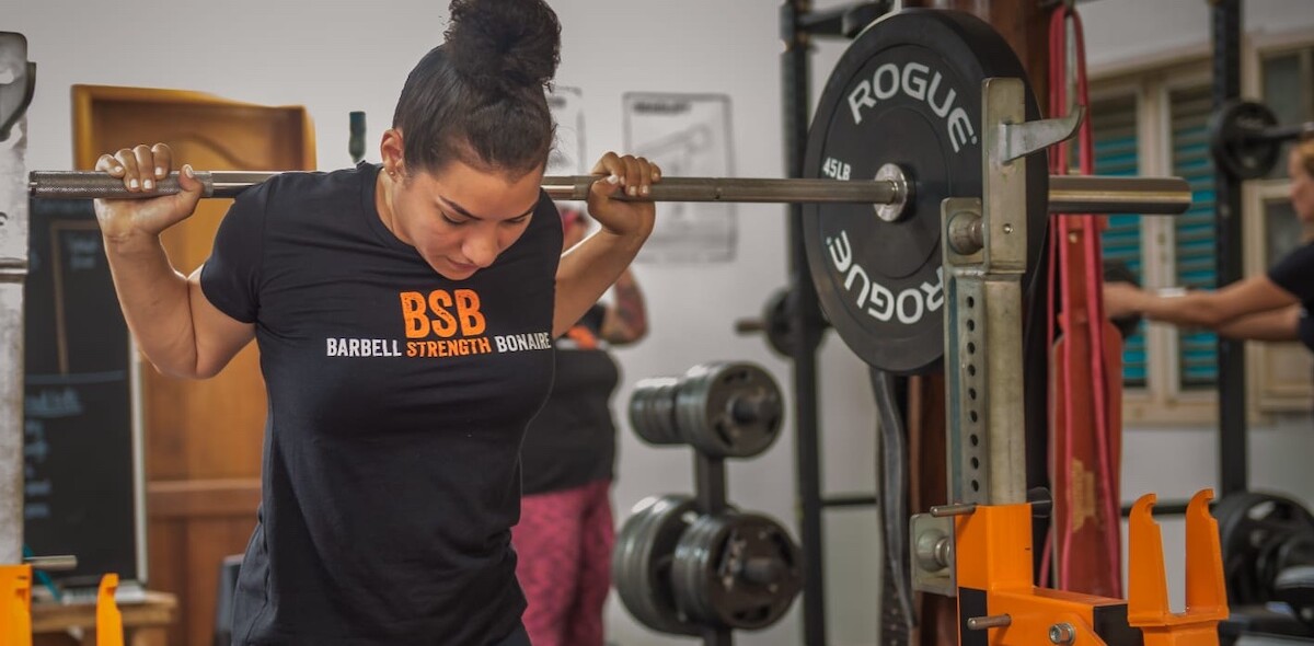 Eliana Makaai wordt vierde tijdens een powerlifting toernooi in Nijmegen.