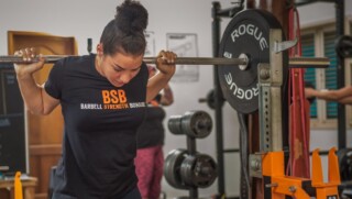 Eliana Makaai wordt vierde tijdens een powerlifting toernooi in Nijmegen.