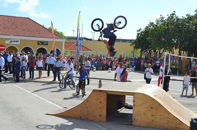 Op de BMX kan Martines de mooiste stunts laten zien. 