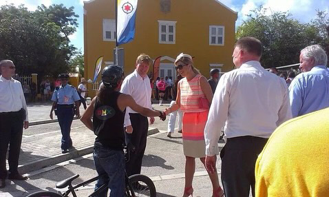 Koning Willem-Alexander en Koningin Maxima geven Martines een hand. 