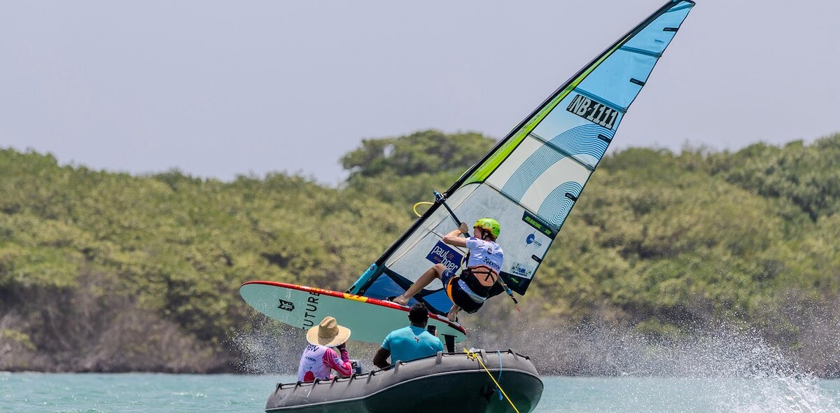 Tycho Smits in actie tijdens de PWA windsurfen op Bonaire.