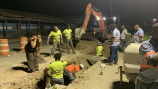 Medewerkers van het water- en elektriciteitsbedrijf werkten op woensdagavond door in de late uurtjes door.