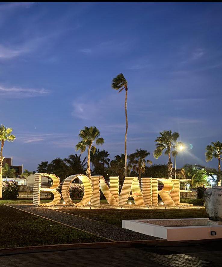 De letters BONAIRE staan aan de voorkant van het vernieuwde Plaza. 