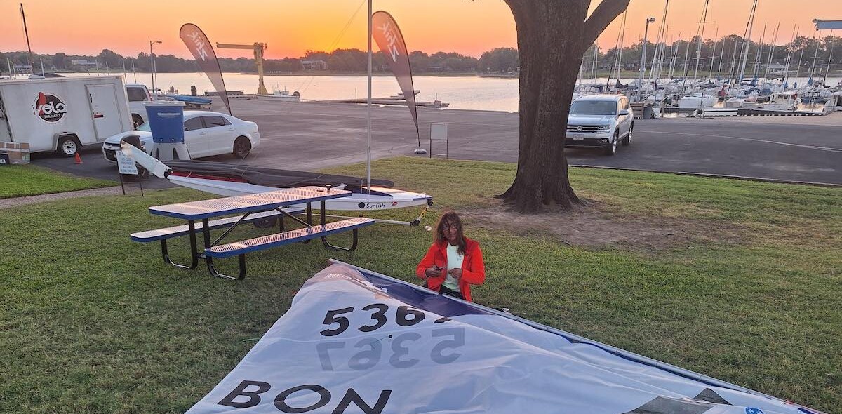 Dedrie Pedersen bereidt zich voor op de 53ste World Cup Sunfish.