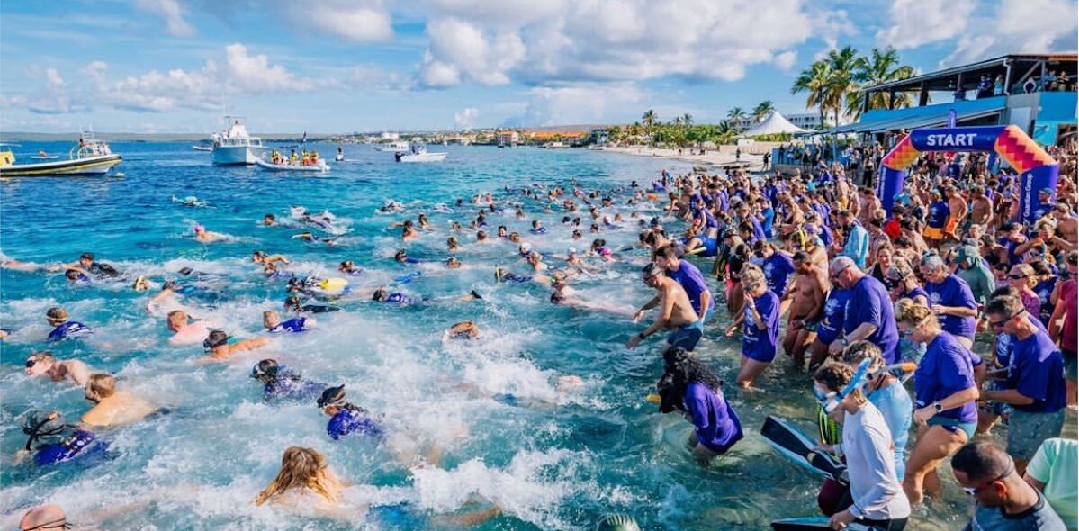 Meer dan 700 deelnemers springen in het water richting Klein Bonaire.