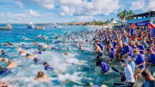 Meer dan 700 deelnemers springen in het water richting Klein Bonaire.