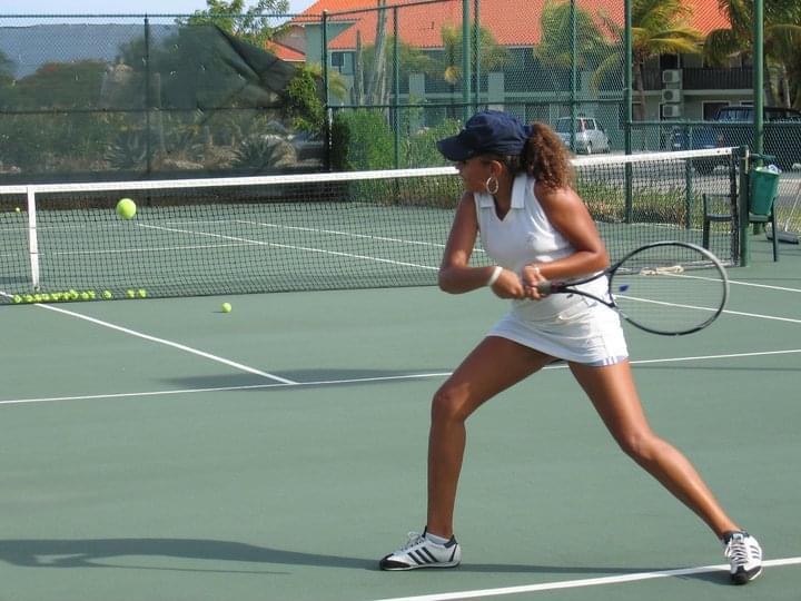 Chelsey speelde tennis in haar jonge jaren. 