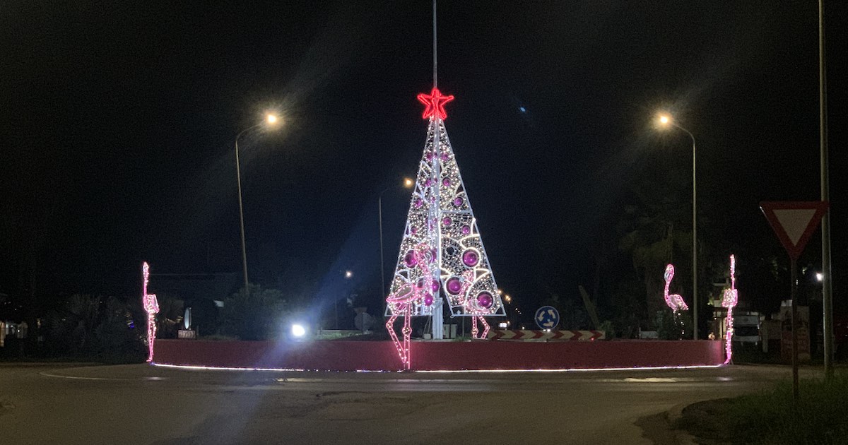 Op de Kaya Industria zijn de kenmerkende roze flamingo's in combinatie met een prachtige kerstboom zichtbaar. 