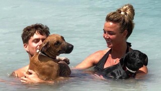 André Hazes (links) en Monique Westenberg (rechts) adopteerden een hond op Bonaire. Laatstgenoemde schreef er een kinderboek over.