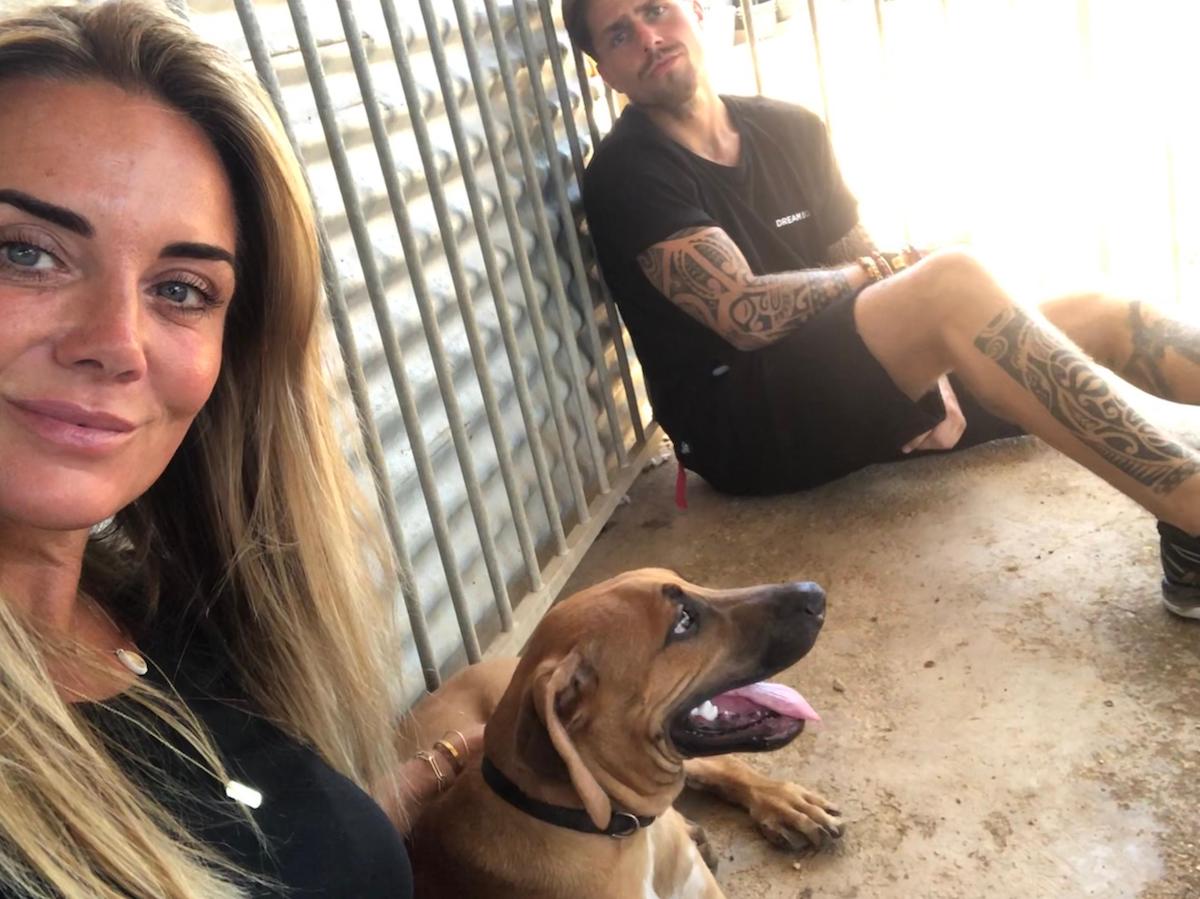 Monique Westenberg (links) en André Hazes (rechts) adopteerden een hond bij FKK Bonaire. 