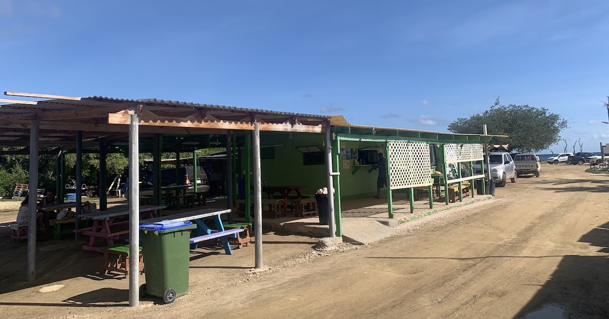 Veel toeristen brengen tijdens hun bezoek aan Bonaire een bezoekje aan het restaurant bij de schelpenbergen. Dit is op dit moment erg lastig. 