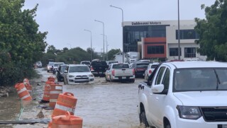 Wateroverlast op de EEG-boulevard zorgt voor lange files.