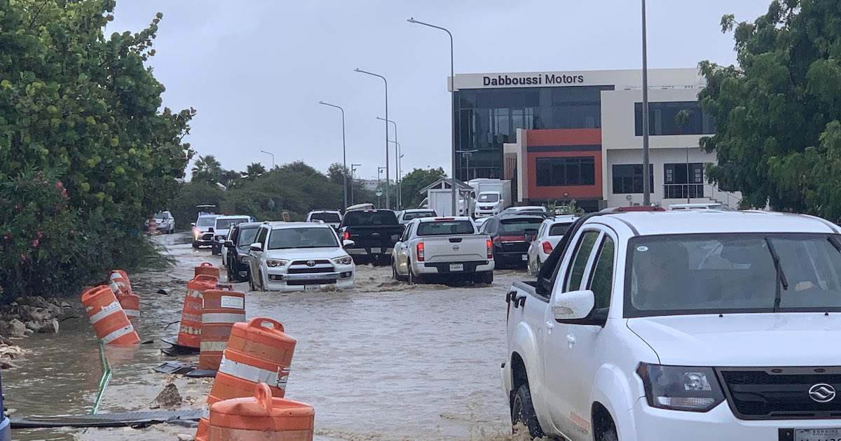 Wateroverlast op de EEG-boulevard zorgt voor lange files.