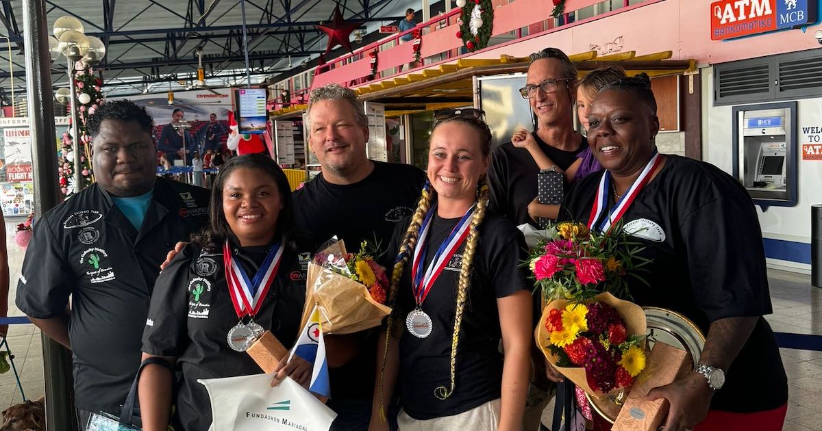 Het culinaire team van Bonaire werd feestelijk onthaald op het vliegveld.