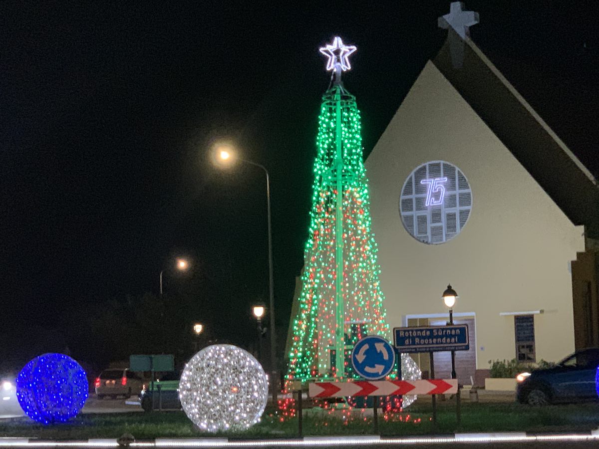 Deze groene kerstboom staat op de rotonde bij de grote kerk in het centrum van Kralendijk. 