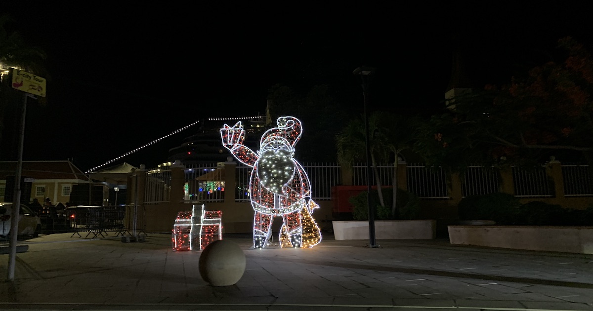 De kerstman verwelkomt iedereen in het centrum van Kralendijk. 