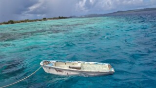 Een verlaten optimist werd door Stinapa gevonden voor de kust van Klein Bonaire.