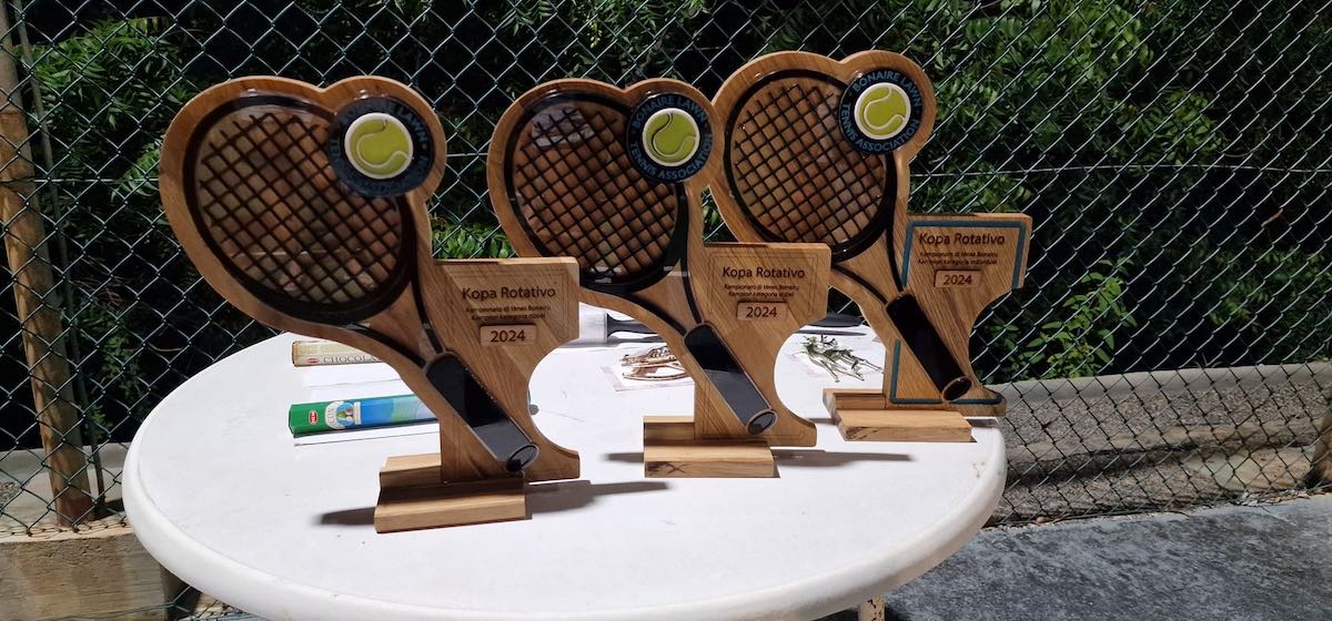 De tennisbond van Bonaire had voor de eerste editie van de kampioenschappen mooie wisselprijzen georganiseerd. 