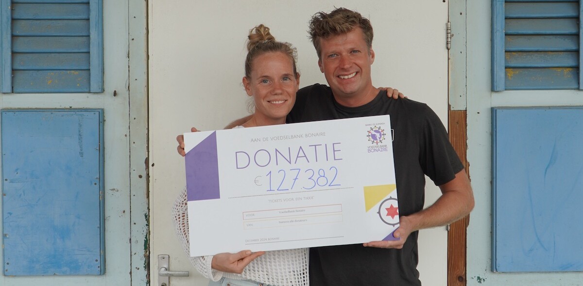 Wietze de Jager (rechts) met zijn vrouw Lieke de Jager-Veld overhandigen de cheque aan de voedselbank op Bonaire.