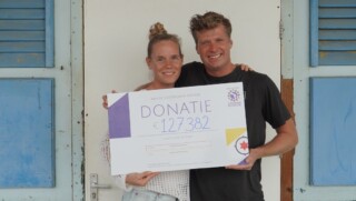 Wietze de Jager (rechts) met zijn vrouw Lieke de Jager-Veld overhandigen de cheque aan de voedselbank op Bonaire.