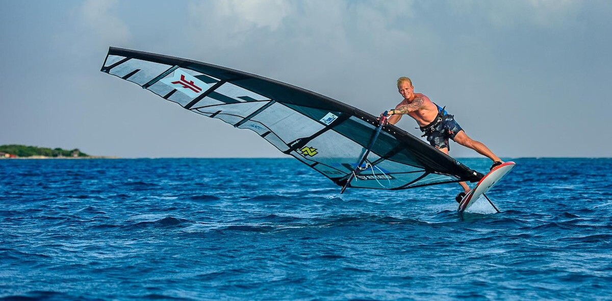 Windsurfer Amado Vrieswijk kijkt vooruit naar het nieuwe surfseizoen.