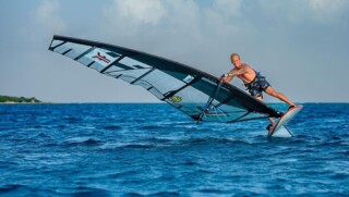 Windsurfer Amado Vrieswijk kijkt vooruit naar het nieuwe surfseizoen.