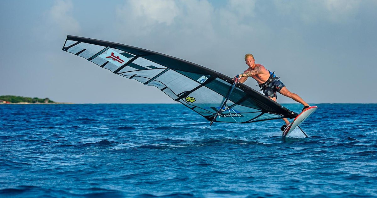 Windsurfer Amado Vrieswijk kijkt vooruit naar het nieuwe surfseizoen.