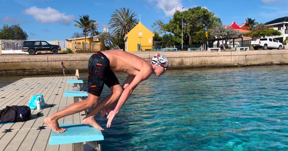 De startblokken op Bonaire zijn volgens Verhoeven niet optimaal voor wedstrijdzwemmers.