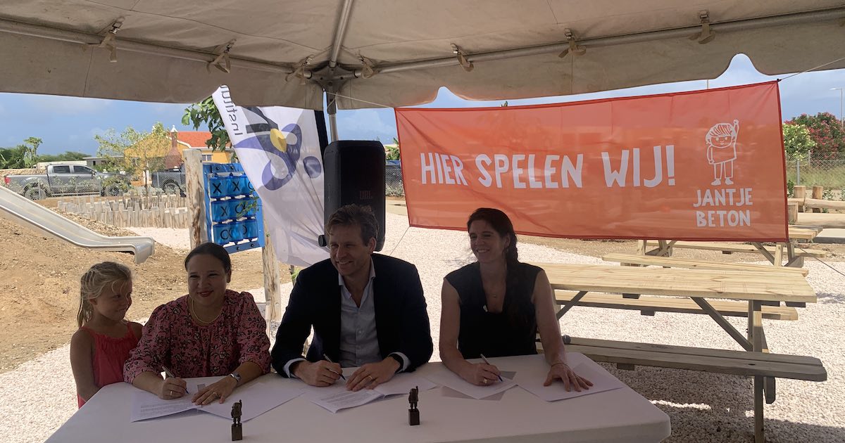 Staatssecretaris Vincent Karremans (midden) tekent het speelakkoord tussen Jantje Beton, VWS en het Openbaar Lichaam Bonaire.