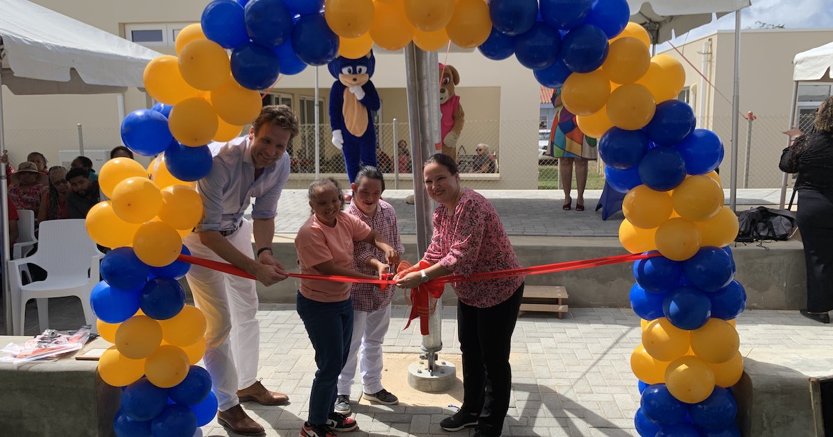 Het Johan Cruijff court op Bonaire werd feestelijk geopend.