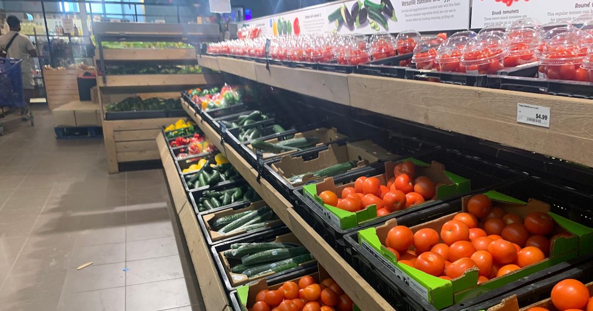 Op dinsdag konden bezoekers weer volop groente en fruit kopen.